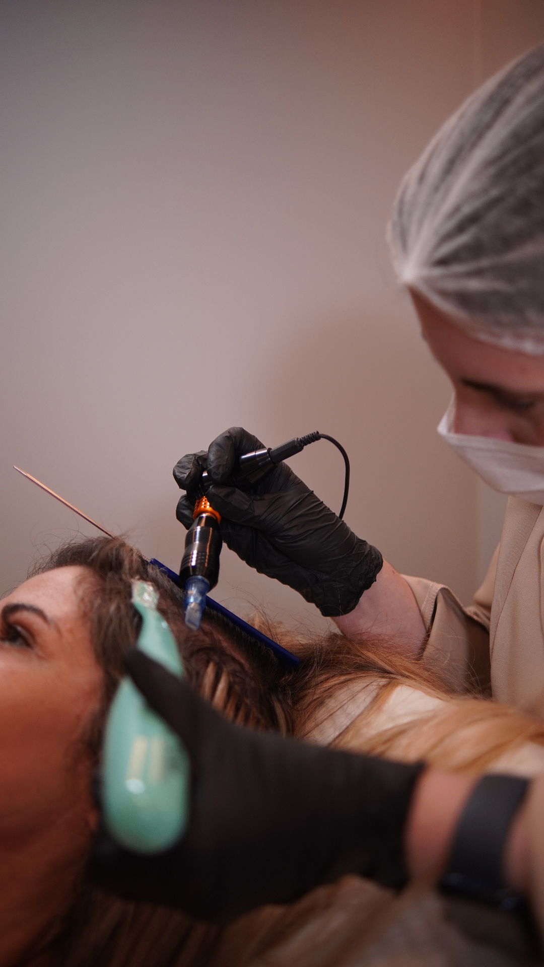 Procedimento de tricologia com equipamento especializado no couro cabeludo